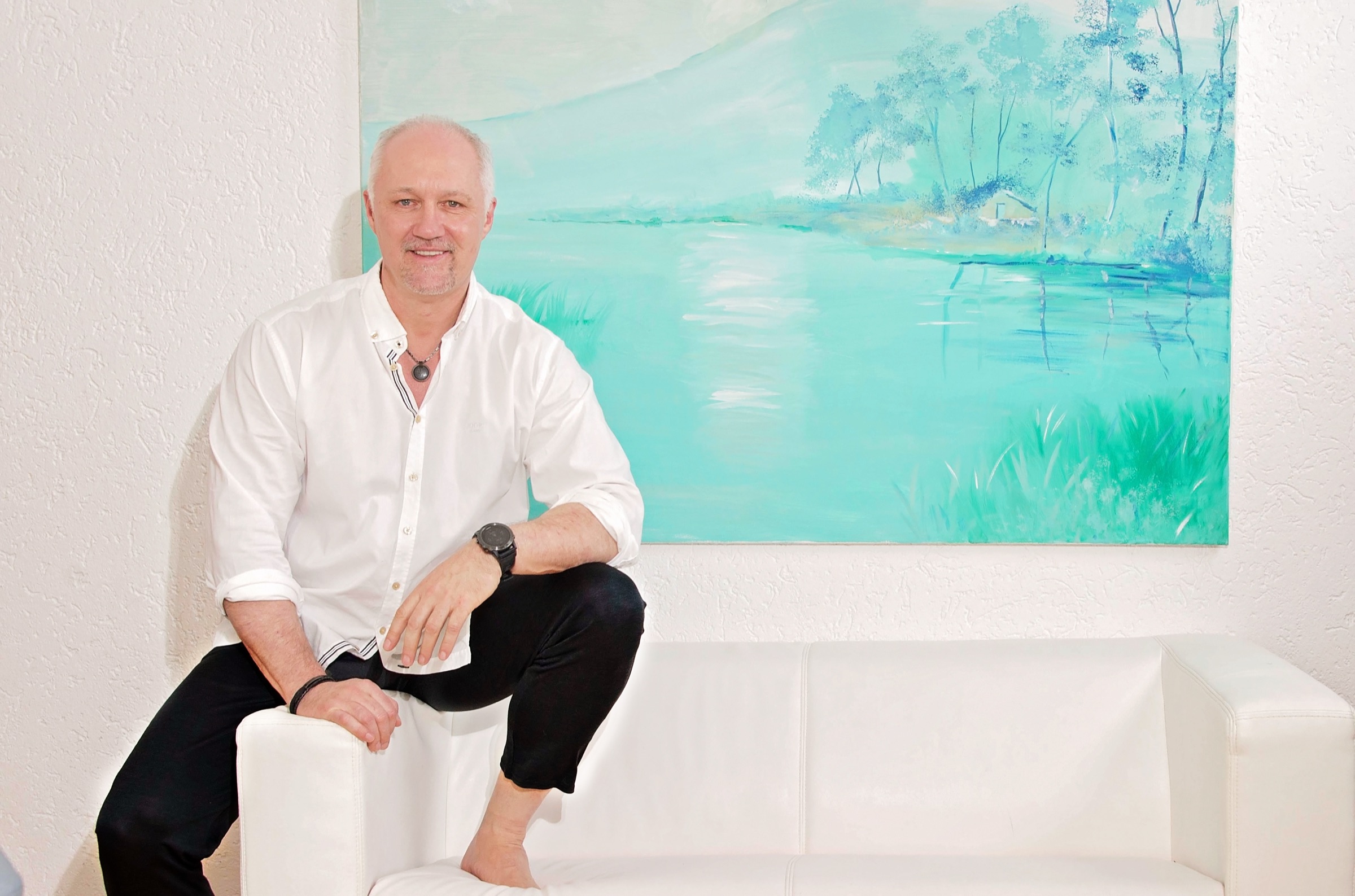 Andr&eacute; Dennes entspannt auf dem Sofa &mdash; freundlich, zugewandt, einladend